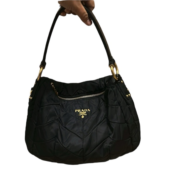 Prada Handbags - Authentic Prada hand bag, 😍